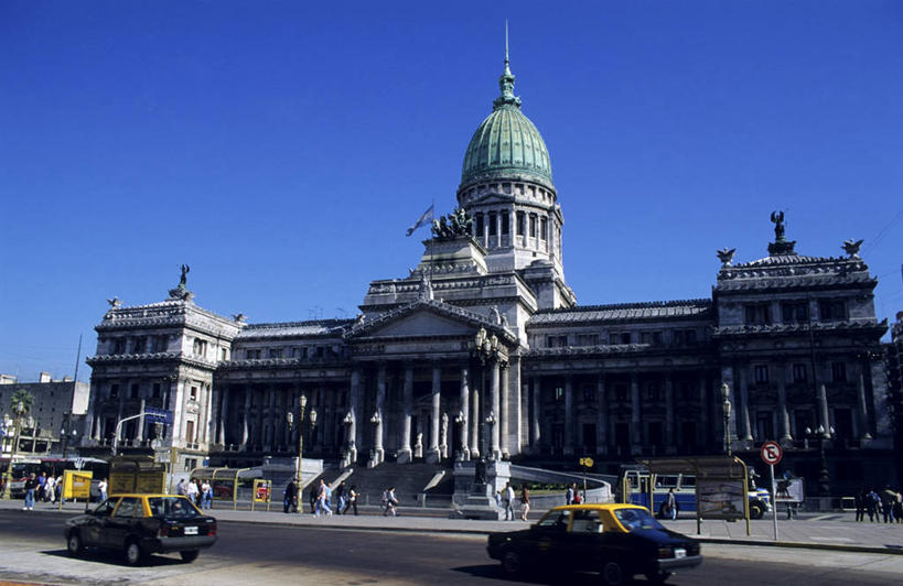 西方人,家,宫殿,走,横图,室外,白天,正面,度假,美景,窗户,楼梯,门,城市风光,城市,道路,路,汽车,阿根廷,欧洲,欧洲人,两辆,行人,游客,游人,阴影,服装,光线,影子,柱子,房屋,阶梯,屋顶,屋子,景观,小路,交通,许多人,顶棚,休闲装,娱乐,楼房,路人,旅客,玻璃窗,台阶,住宅,车,衣服,蓝色,蓝天,天空,阳光,门框,交通工具,轿车,天,一群人,享受,休闲,休闲服,景色,南美,放松,服饰,晴朗,南美洲,宫廷,拉丁美洲,载具,美洲,万里无云,亚美利加洲,南亚美利加洲,王宫,阿根廷共和国,过客,男人,男性,年轻男性,年轻女性,女人,女性,白种人,晴空,晴空万里,步行,散步,走路,半身,彩图,房子,皇宫,布宜诺斯艾利斯省