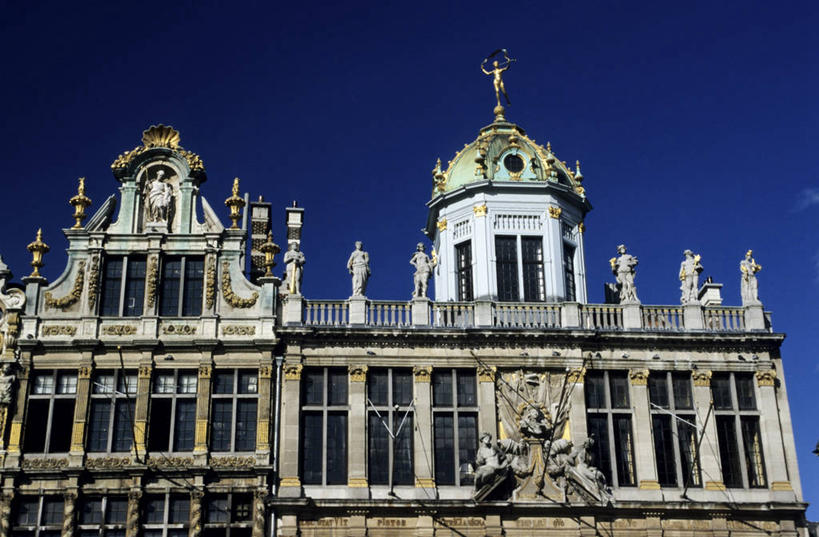 无人,家,栏杆,横图,室外,白天,仰视,度假,美景,窗户,城市风光,城市,雕塑,比利时,欧洲,一排,许多,阴影,艺术,整齐,装饰,并列,并排,光线,雕刻,雕像,影子,柱子,房屋,墙,屋顶,屋子,景观,围栏,首都,很多,顶棚,娱乐,护栏,楼房,玻璃窗,墙壁,墙面,住宅,排列,蓝色,灰色,蓝天,天空,阳光,工艺品,天,享受,休闲,景色,放松,晴朗,纪念,美术,西欧,队列,主题,平行,陈列,布鲁塞尔,布鲁塞尔大广场,万里无云,功能,美学,比利时王国,布鲁塞尔广场,晴空,晴空万里,彩图,低角度拍摄,房子