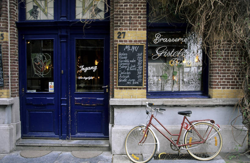 无人,餐厅,横图,室外,白天,正面,度假,建材,美景,植物,窗户,楼梯,门,城市风光,城市,道路,建筑,路,自行车,比利时,欧洲,一辆,阴影,光线,信息,材料,影子,砖,砖块,阶梯,墙,景观,小路,交通,娱乐,玻璃窗,布告,布告栏,墙壁,墙面,台阶,车,脚踏车,树,树木,蓝色,绿色,阳光,自然,门框,交通工具,享受,休闲,砖头,景色,放松,建造,生长,成长,通知,公告,传播,西欧,载具,消息,比利时王国,公布栏,弗拉芒.布拉班特省,弗拉芒大区,石料,彩图,餐馆,饭店,饭馆,砌墙砖,安特卫普省