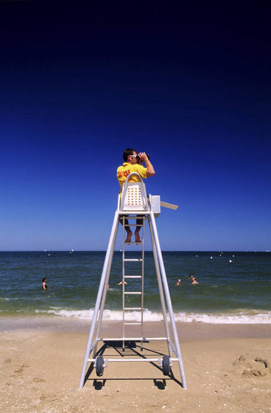 西方人,一个人,救生员,坐,攀登,竖图,室外,白天,旅游,度假,海浪,海洋,美景,沙滩,法国,欧洲,欧洲人,仅一个男性,仅一个人,阴影,服装,光线,沙子,梯子,影子,阶梯,木梯,海岸,景观,浪花,沙地,休闲装,娱乐,架子,仅一个年轻男性,一个,背面,衣服,蓝色,蓝天,天空,阳光,自然,海水,天,享受,休闲,休闲服,爬,景色,放松,遮,遮掩,服饰,晴朗,单个,上升,支撑,固定,掩盖,遮挡,西欧,法兰西,自然风光,海景,遮盖,万里无云,法兰西共和国,法兰西第五共和国,掩饰,登高,下诺曼底,下诺曼底大区,卡尔瓦多斯省,男人,男性,年轻男性,白种人,大海,风浪,海,海水的波动,海滩,近岸浪,涌浪,晴空,晴空万里,攀爬,坐着,彩图,全身,救护员,乌尔加特