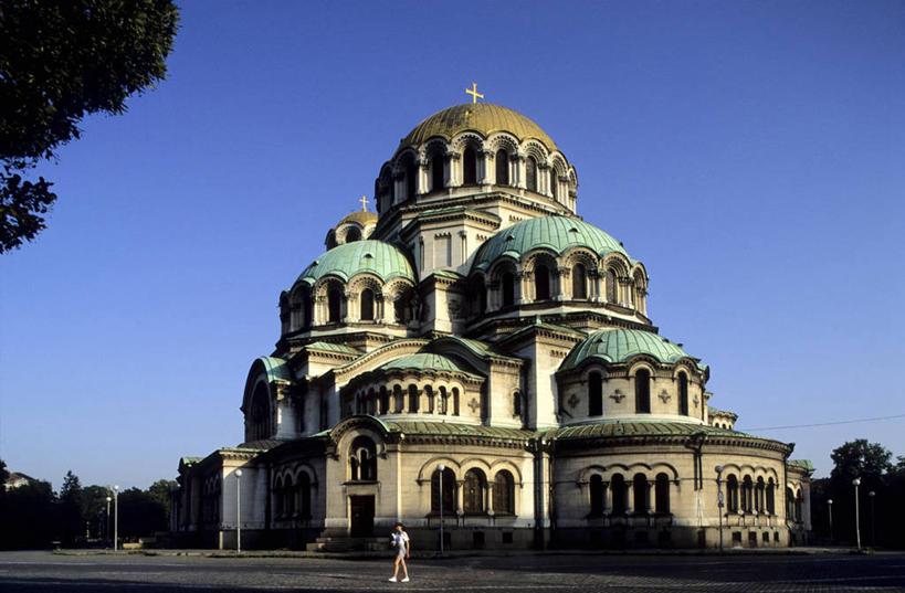 西方人,一个人,教堂,站,横图,室外,白天,正面,旅游,度假,名胜古迹,植物,窗户,门,标志建筑,道路,地标,建筑,路,欧洲,保加利亚,欧洲人,仅一个年轻女性,仅一个女性,仅一个人,行人,游客,游人,阴影,服装,节日,遗迹,光线,影子,屋顶,小路,交通,首都,顶棚,休闲装,古迹,文化,文物,娱乐,建设,古建筑,路人,旅客,玻璃窗,树,树木,衣服,蓝色,绿色,蓝天,天空,阳光,自然,门框,天,祈祷,站着,享受,休闲,健康,休闲服,旅游胜地,放松,许愿,宗教,服饰,信仰,生长,晴朗,成长,纪念,祈求,南欧,信念,古文明,万里无云,保加利亚共和国,索非亚,过客,平安,年轻女性,女人,女性,白种人,晴空,晴空万里,站立,彩图,全身,大教堂,礼拜堂,索非亚州