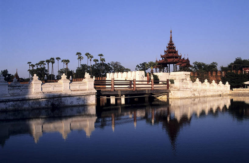 无人,宫殿,栏杆,横图,室外,白天,正面,旅游,度假,湖,湖泊,名胜古迹,水,植物,标志建筑,地标,建筑,缅甸,亚洲,阴影,遗迹,光线,木板,瓦片,影子,屋檐,湖面,水流,水面,围栏,桥,木桥,古迹,文物,娱乐,建设,古建筑,护栏,檐,栈桥,树,树木,红色,蓝色,绿色,倒影,蓝天,天空,阳光,自然,湖水,天,享受,休闲,旅游胜地,放松,东南亚,生长,晴朗,成长,人行桥,木板桥,倒映,宫廷,古文明,万里无云,缅甸联邦,王宫,反照,曼德勒省,晴空,晴空万里,彩图,皇宫,曼德勒皇宫