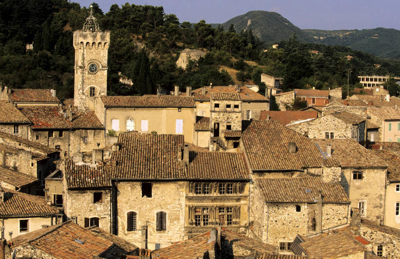 无人,家,教堂,横图,室外,白天,正面,旅游,度假,名胜古迹,山,山脉,植物,标志建筑,地标,建筑,法国,欧洲,节日,遗迹,时间,时钟,瓦片,房屋,墙,屋顶,屋檐,屋子,山峰,乌云,云,阴天,云朵,钟楼,山峦,计时,云彩,顶棚,古迹,文化,文物,娱乐,建设,古建筑,楼房,檐,墙壁,墙面,住宅,树,树木,绿色,灰色,天空,自然,钟表,群山,天,祈祷,享受,休闲,健康,表,旅游胜地,放松,许愿,宗教,信仰,生长,成长,纪念,祈求,昏暗,阴沉,西欧,法兰西,信念,古文明,法兰西共和国,法兰西第五共和国,塔钟,阿尔代什,阿尔代什省,平安,钟,彩图,房子,大教堂,礼拜堂,普里瓦区,维维耶尔,罗讷.阿尔卑斯,罗讷.阿尔卑斯大区