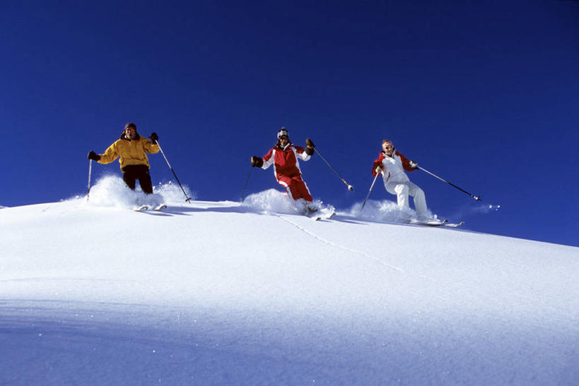 西方人,三个人,蹲,横图,室外,白天,仰视,锻炼,运动,山,雪,雪山,大雪,欧洲,欧洲人,握,阴影,服装,装饰,光线,工具,器材,影子,冰,积雪,山峰,雪景,冬季,冬天,山峦,运动器械,衣服,蓝色,蓝天,天空,阳光,手套,天,温暖,器械,健身器械,寒冷,握着,服饰,晴朗,拐杖,保暖,华丽,滑雪板,滑雪杖,点缀,冰冷,御寒,健身器材,滑雪服,滑雪装备,万里无云,衬托,美观,雅致,雅观,严寒,辅助设备,冰凉,酷寒,凛冽,凛凛,极冷,冬季运动,竞技服,旅游服,冬装,体育,男人,男性,年轻男性,白种人,晴空,晴空万里,蹲着,彩图,低角度拍摄,全身,健身,运动器材