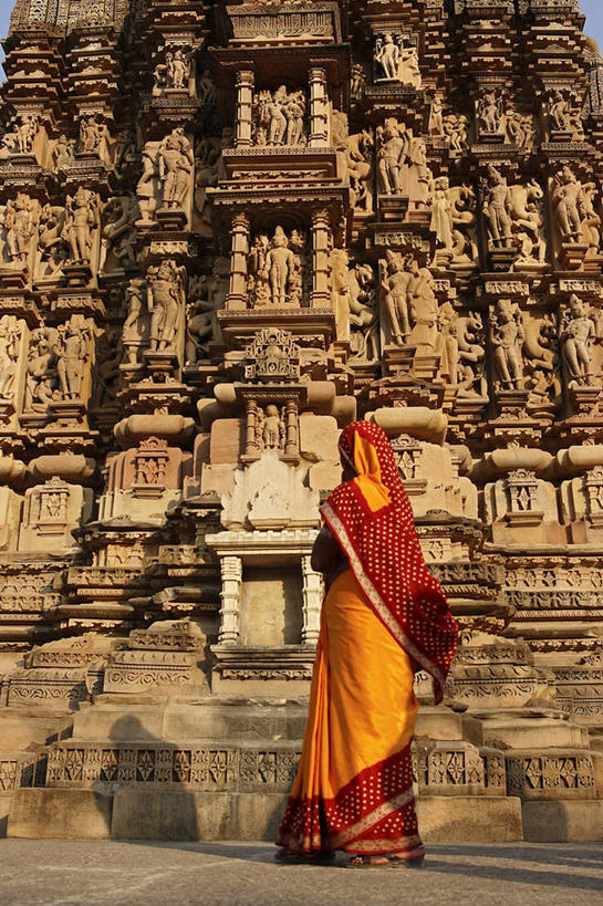 一个人,寺庙,站,竖图,室外,白天,民族服装,旅游,度假,名胜古迹,楼梯,门,标志建筑,城市,地标,建筑,雕塑,印度,亚洲,仅一个年轻女性,仅一个女性,仅一个人,阴影,节日,遗迹,艺术,装饰,光线,雕刻,雕像,影子,阶梯,墙,燃烧,古迹,文化,文物,娱乐,建设,古建筑,墙壁,墙面,台阶,背面,红色,阳光,香火,工艺品,门框,庙宇,祈祷,站着,享受,休闲,健康,旅游胜地,放松,许愿,宗教,服饰,信仰,纪念,飘逸,祈求,美术,庄重,主题,南亚,追求,陈列,古文明,纱丽,印度共和国,功能,美学,雅致,纱丽服,清婉,妍丽,中央邦,克久拉霍,平安,年轻女性,女人,女性,亚洲人,印度人,站立,彩图,全身,传统服装,民俗服,庙,寺,奢华