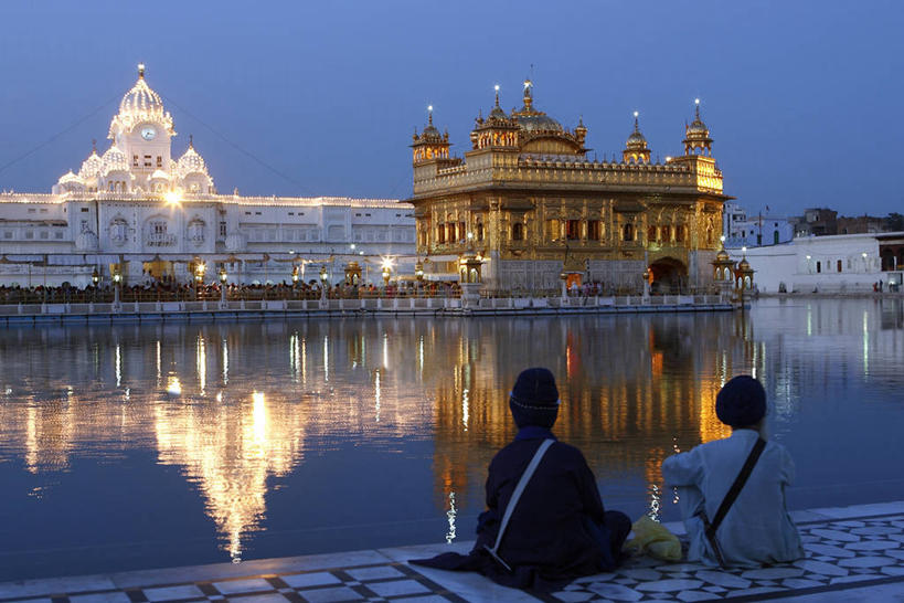 两个人,寺庙,坐,横图,室外,白天,旅游,度假,湖,湖泊,名胜古迹,水,标志建筑,地标,建筑,印度,亚洲,行人,游客,游人,阴影,服装,节日,遗迹,光线,影子,墙,湖面,水流,水面,燃烧,休闲装,古迹,文化,文物,娱乐,建设,古建筑,路人,旅客,墙壁,墙面,背面,衣服,蓝色,白色,倒影,蓝天,天空,阳光,香火,庙宇,湖水,天,祈祷,享受,休闲,健康,休闲服,金色,旅游胜地,放松,搭,许愿,宗教,服饰,信仰,晴朗,纪念,祈求,倒映,搭着,南亚,古文明,万里无云,首府,印度共和国,反照,旁遮普,过客,旁遮普邦,阿姆利则,金庙,平安,男人,男性,年轻男性,年轻女性,女人,女性,亚洲人,印度人,晴空,晴空万里,坐着,彩图,全身,庙,寺,阿密萨