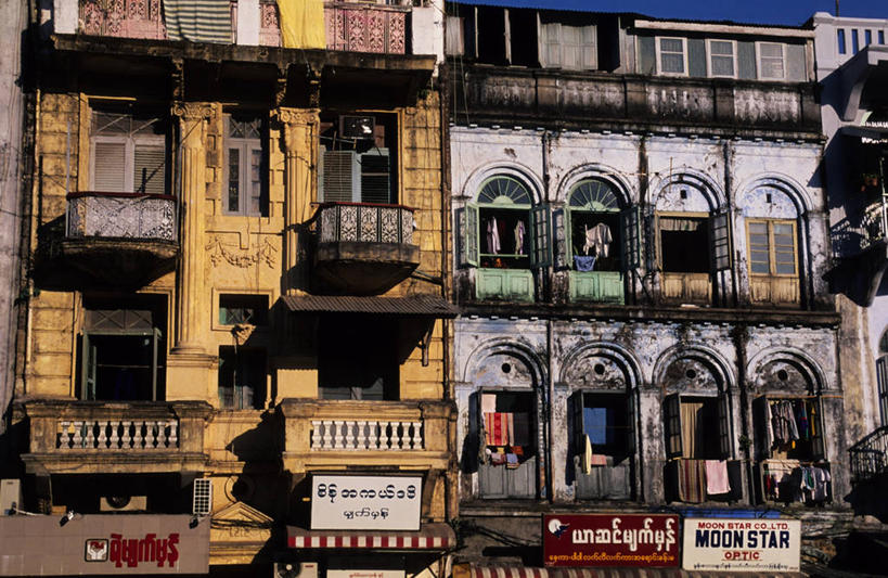 无人,家,露台,横图,室外,白天,正面,度假,美景,窗户,阳台,城市风光,城市,指示牌,缅甸,亚洲,一排,许多,阴影,整齐,并列,并排,光线,标志,文字,影子,房屋,墙,屋子,景观,很多,娱乐,标识,楼房,玻璃窗,墙壁,墙面,住宅,排列,黄色,灰色,阳光,享受,休闲,景色,放松,东南亚,队列,平行,缅甸联邦,彩图,房子,露天阳台,仰光,仰光省