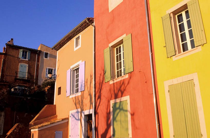 无人,家,横图,室外,白天,仰视,度假,美景,门,城市风光,城市,法国,欧洲,阴影,光线,瓦片,影子,房屋,墙,屋檐,屋子,景观,娱乐,楼房,檐,墙壁,墙面,住宅,黄色,蓝色,蓝天,天空,阳光,门框,天,享受,休闲,橙色,景色,放松,晴朗,西欧,沃克吕兹省,法兰西,万里无云,法兰西共和国,法兰西第五共和国,普罗旺斯.阿尔卑斯.蓝色海岸,晴空,晴空万里,彩图,低角度拍摄,房子,吕贝隆山区