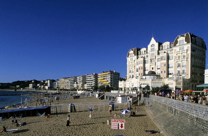 西方人,宾馆,高楼大厦,栏杆,站,横图,室外,白天,正面,旅游,度假,海浪,海洋,美景,沙滩,植物,窗户,大厦,建筑,酒店,摩天大楼,法国,欧洲,欧洲人,行人,游客,游人,阴影,服装,光线,沙子,影子,海岸,景观,浪花,围栏,沙地,许多人,休闲装,娱乐,护栏,路人,旅客,玻璃窗,树,树木,衣服,蓝色,绿色,蓝天,天空,阳光,自然,海水,天,站着,一群人,享受,休闲,休闲服,景色,放松,服饰,生长,晴朗,成长,旅社,西欧,法兰西,自然风光,海景,万里无云,法兰西共和国,阿基坦,法兰西第五共和国,亚魁当,阿基坦大区,过客,男人,男性,年轻男性,年轻女性,女人,女性,白种人,大海,风浪,海,海水的波动,海滩,近岸浪,涌浪,晴空,晴空万里,站立,半身,彩图,大楼,高层建筑,高楼,客店,客栈,旅店,旅馆,摩天楼,巴约讷,比利牛斯.大西洋省,商旅,圣让德吕