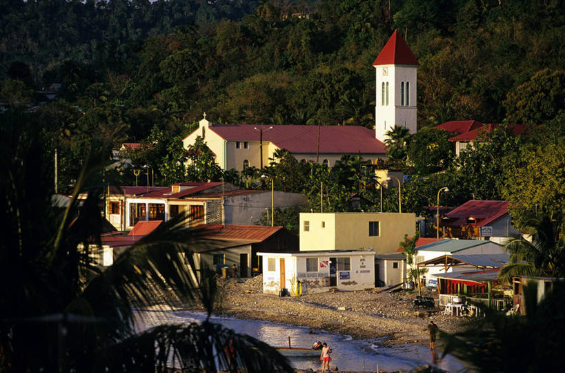 无人,家,教堂,横图,室外,白天,正面,旅游,度假,海浪,海洋,美景,树林,植物,阴影,节日,朦胧,模糊,时间,光线,时钟,瓦片,影子,房屋,屋顶,屋檐,屋子,景观,浪花,钟楼,首都,计时,顶棚,文化,娱乐,楼房,檐,住宅,树,树木,红色,绿色,阳光,自然,海水,钟表,祈祷,享受,休闲,健康,表,景色,放松,许愿,宗教,信仰,生长,成长,纪念,祈求,北美,北美洲,西印度群岛,自然风光,美洲,海景,信念,北亚美利加洲,亚美利加洲,塔钟,巴斯特尔,尼维斯,尼维斯岛,圣基茨,圣基茨岛,背风群岛,平安,钟,大海,风浪,海,海水的波动,近岸浪,涌浪,彩图,房子,大教堂,礼拜堂,圣基茨和尼维斯联邦,圣基茨和尼维斯