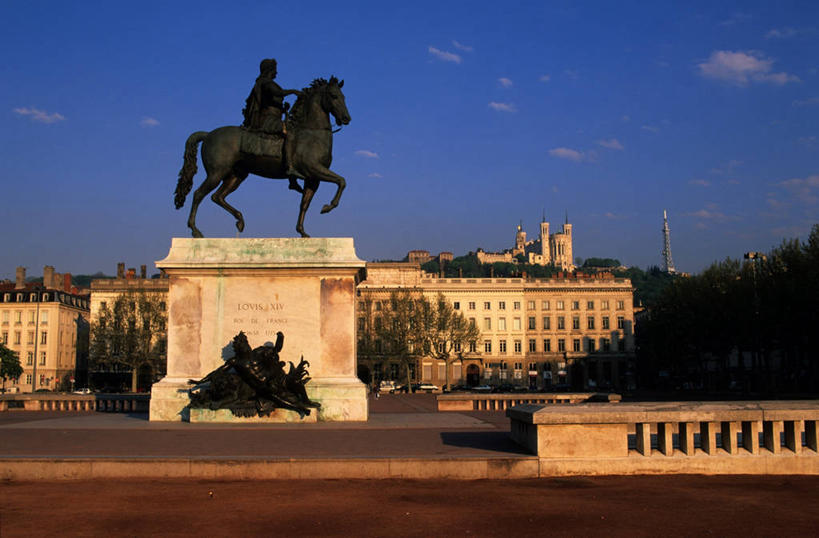 西方人,一个人,无人,家,栏杆,坐,横图,室外,白天,正面,度假,美景,植物,窗户,城市风光,城市,道路,路,马,野生动物,雕塑,法国,欧洲,欧洲人,仅一个男性,仅一个人,一排,许多,阴影,艺术,整齐,装饰,并列,并排,光线,雕刻,雕像,瓦片,影子,房屋,屋顶,屋檐,屋子,景观,云,云朵,围栏,小路,交通,很多,云彩,顶棚,娱乐,护栏,楼房,檐,玻璃窗,住宅,树,树木,排列,仅一个年轻男性,一个,蓝色,绿色,白云,蓝天,天空,阳光,自然,动物,工艺品,天,享受,休闲,景色,放松,运输,牲畜,生长,晴朗,单个,成长,纪念,美术,西欧,队列,法兰西,主题,平行,陈列,法兰西共和国,功能,美学,里昂,法兰西第五共和国,路易十四,太阳王,法国国王,男人,男性,年轻男性,白种人,晴空,坐着,彩图,全身,房子,白莱果广场,拟人