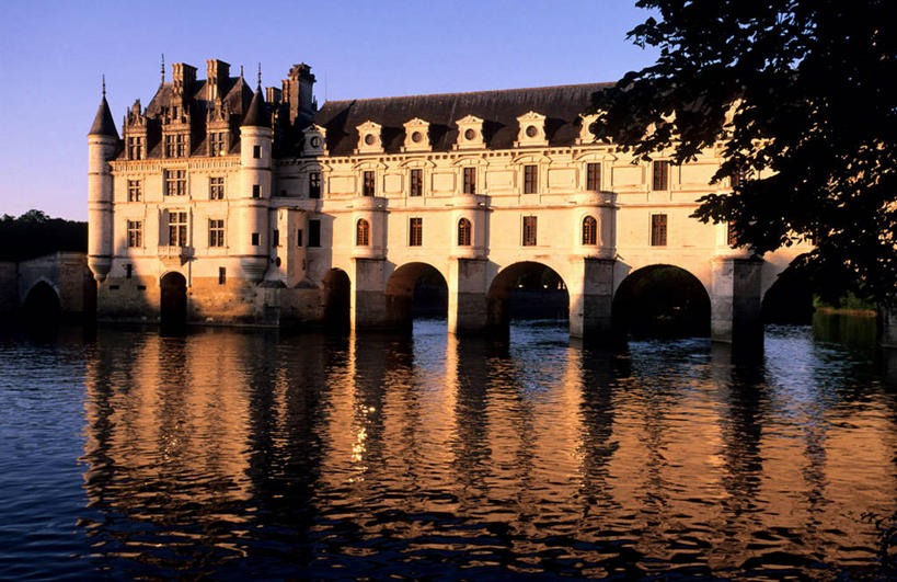 无人,横图,室外,白天,正面,旅游,度假,河流,名胜古迹,日落,水,植物,窗户,标志建筑,地标,建筑,桥梁,法国,欧洲,一排,许多,波纹,遗迹,整齐,并列,并排,堡垒,城堡,墙,屋顶,河水,水流,晚霞,霞光,落日,桥,很多,顶棚,古迹,文物,娱乐,建设,古建筑,石桥,玻璃窗,拱桥,墙壁,墙面,树,树木,排列,绿色,灰色,倒影,水纹,自然,黄昏,波浪,享受,休闲,旅游胜地,彩霞,放松,拱形,生长,成长,人行桥,石拱桥,倒映,西欧,要塞,队列,法兰西,平行,古文明,法兰西共和国,法兰西第五共和国,夕照,反照,薄暮,设防,安德尔.卢瓦尔省,中央大区,昂布瓦斯,舍农索城堡,雪侬梭城堡,夕阳,彩图,傍晚,斜阳