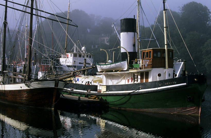 无人,栏杆,码头,横图,室外,白天,正面,度假,美景,山,山脉,植物,雾,城市风光,城市,港口,轮船,船,法国,欧洲,阴影,朦胧,模糊,光线,影子,景观,山峰,围栏,山峦,两艘,娱乐,护栏,树,树木,绿色,阳光,自然,交通工具,群山,享受,休闲,景色,放松,生长,成长,迷雾,布列塔尼,西欧,法兰西,载具,游艇码头,法兰西共和国,首府,法兰西第五共和国,菲尼斯泰尔省,布列塔尼地区,非尼斯泰尔省,坎佩尔,大雾,彩图,摆渡口,埠头,渡口,渡头,港湾,海港,口岸,杜阿尔纳纳