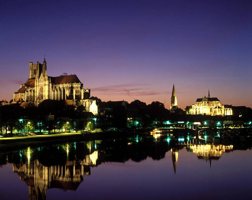 无人,家,教堂,横图,室外,夜晚,正面,旅游,度假,河流,名胜古迹,水,植物,标志建筑,地标,建筑,路灯,夜景,照明,法国,欧洲,阴影,节日,遗迹,光线,影子,房屋,屋顶,屋子,河水,水流,灯光,顶棚,古迹,文化,文物,娱乐,建设,古建筑,楼房,住宅,灯,树,树木,绿色,倒影,自然,祈祷,享受,休闲,健康,旅游胜地,放松,许愿,宗教,信仰,生长,成长,纪念,祈求,照亮,倒映,照明设备,勃艮第,西欧,法兰西,信念,古文明,法兰西共和国,首府,法兰西第五共和国,反照,勃艮第大区,约讷省,平安,彩图,房子,大教堂,礼拜堂,欧塞尔