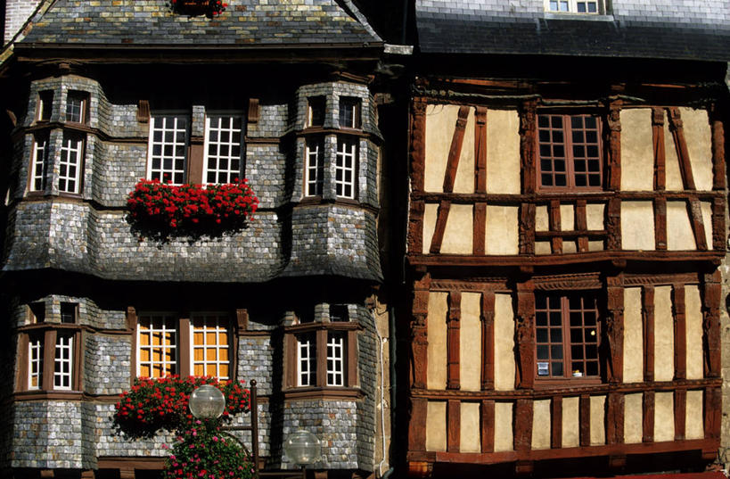 无人,家,横图,室外,白天,正面,度假,美景,窗户,城市风光,城市,法国,欧洲,阴影,盛开,光线,影子,房屋,墙,屋子,景观,褐色,花蕾,娱乐,楼房,玻璃窗,架子,墙壁,墙面,住宅,花,花瓣,花朵,鲜花,红色,灰色,阳光,花苞,花蕊,享受,休闲,景色,放松,支撑,固定,布列塔尼,西欧,法兰西,法兰西共和国,法兰西第五共和国,布列塔尼地区,阿摩尔滨海省,彩图,房子,拉尼翁