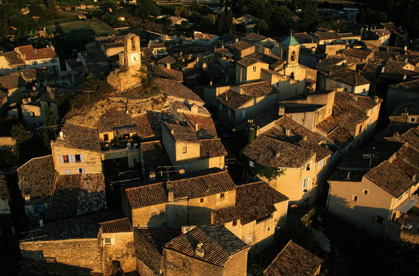 无人,家,横图,俯视,航拍,室外,白天,旅游,度假,美景,日落,植物,城市风光,城市,建筑,法国,欧洲,瓦片,房屋,屋顶,屋檐,屋子,景观,晚霞,霞光,落日,公寓,建筑群,顶棚,娱乐,建设,洋房,楼房,檐,住宅,树,树木,绿色,自然,黄昏,享受,休闲,景色,彩霞,放松,生长,成长,西欧,沃克吕兹省,鸟瞰,法兰西,法兰西共和国,法兰西第五共和国,夕照,薄暮,普罗旺斯.阿尔卑斯.蓝色海岸,夕阳,彩图,高角度拍摄,傍晚,房子,阿普特区,卢尔马兰,斜阳