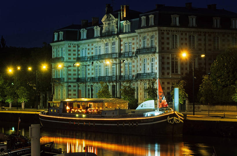 无人,餐厅,家,横图,室外,夜晚,正面,度假,河流,美景,水,床,城市风光,城市,路灯,轮船,夜景,船,照明,法国,欧洲,一排,一艘,许多,阴影,波纹,飞溅,整齐,溅,光线,瓦片,液体,影子,房屋,墙,双人床,屋檐,屋子,河水,景观,水滴,水流,灯光,床单,很多,娱乐,被子,楼房,檐,墙壁,墙面,住宅,灯,水珠,排列,灰色,倒影,水纹,船尾波,交通工具,波浪,享受,休闲,景色,放松,照亮,倒映,被单,照明设备,西欧,队列,喷洒,法兰西,载具,法兰西共和国,法兰西第五共和国,反照,洛林,洛林大区,彩图,房子,餐馆,饭店,饭馆,凡尔登,默兹省