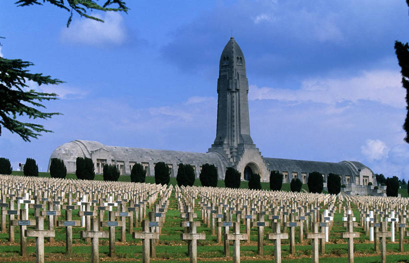 无人,横图,室外,白天,正面,旅游,度假,草地,草坪,名胜古迹,植物,标志建筑,地标,建筑,法国,欧洲,一排,许多,阴影,遗迹,整齐,并列,并排,光线,十字架,影子,云,云朵,塔,很多,云彩,古迹,文物,娱乐,建设,古建筑,草,树,树木,排列,蓝色,绿色,白云,蓝天,天空,阳光,自然,天,享受,休闲,墓地,旅游胜地,放松,生长,晴朗,成长,坟墓,陵墓,西欧,队列,法兰西,平行,坟场,古文明,法兰西共和国,法兰西第五共和国,洛林,洛林大区,晴空,彩图,杜奥蒙,凡尔登区,默兹省