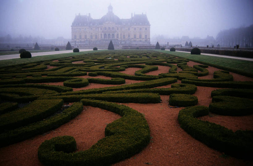 无人,花园,横图,室外,白天,正面,旅游,度假,草地,草坪,花圃,名胜古迹,植物,雾,标志建筑,道路,地标,建筑,路,法国,欧洲,阴影,朦胧,模糊,遗迹,反射,影子,堡垒,城堡,屋顶,小路,交通,顶棚,古迹,文物,娱乐,建设,古建筑,草,树,树木,绿色,自然,享受,休闲,旅游胜地,放松,生长,成长,迷雾,西欧,要塞,法兰西,古文明,法兰西共和国,省会,法兰西第五共和国,法兰西岛,法兰西岛大区,设防,塞纳.马恩省,大雾,小花园,彩图,默伦,子爵城堡