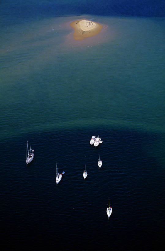 帆船,无人,竖图,俯视,航拍,室外,白天,广角镜头,鱼眼镜头,旅游,度假,海浪,海洋,美景,船,法国,欧洲,许多,阴影,波纹,飞溅,溅,光线,液体,影子,景观,浪花,水滴,水平线,辽阔,海平线,很多,娱乐,水珠,排列,蓝色,绿色,蓝天,水纹,天空,阳光,自然,海水,船尾波,交通工具,波浪,天,享受,休闲,广阔,景色,放松,晴朗,一望无际,西欧,鸟瞰,喷洒,法兰西,自然风光,载具,海景,万里无云,法兰西共和国,阿基坦,法兰西第五共和国,摆列,无边无际,一马平川,亚魁当,吉伦特省,阿基坦大区,吉伦特,大海,风浪,海,海水的波动,近岸浪,涌浪,晴空,晴空万里,彩图,高角度拍摄,阿尔卡雄,布列,分列,水天相接,水天一线