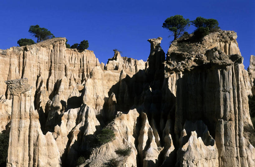 无人,横图,室外,白天,正面,旅游,度假,石头,美景,山,山脉,植物,法国,欧洲,阴影,光线,石子,影子,景观,山峰,悬崖,山峦,娱乐,树,树木,蓝色,绿色,蓝天,天空,阳光,自然,群山,天,享受,休闲,景色,放松,生长,晴朗,成长,西欧,法兰西,自然风光,万里无云,法兰西共和国,法兰西第五共和国,绝壁,朗格多克.鲁西永,朗格多克.鲁西永大区,东比利牛斯省,石块,岩石,晴空,晴空万里,彩图,普拉德区,泰河畔伊尔
