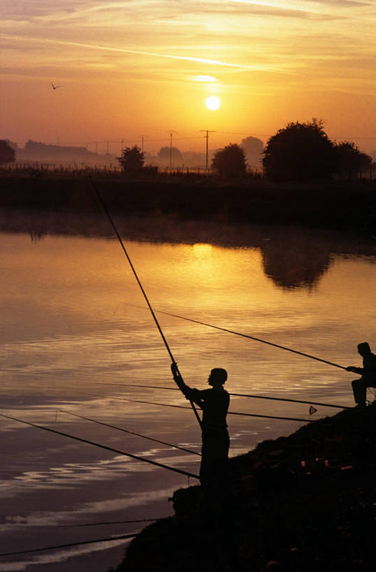 西方人,两个人,站,竖图,俯视,室外,白天,旅游,度假,湖,湖泊,美景,日落,水,太阳,植物,钓鱼竿,法国,欧洲,欧洲人,行人,游客,游人,握,服装,湖面,景观,水流,水面,晚霞,霞光,落日,背光,休闲装,娱乐,路人,旅客,树,树木,衣服,绿色,自然,黄昏,湖水,站着,享受,休闲,休闲服,景色,彩霞,放松,握着,服饰,生长,成长,渔具,西欧,法兰西,自然风光,逆光,法兰西共和国,法兰西第五共和国,夕照,薄暮,过客,北部.加来海峡,北部.加来海峡大区,诺尔.加莱大区,诺尔省,男人,男性,年轻男性,白种人,钓竿,鱼竿,夕阳,站立,半身,彩图,高角度拍摄,钓鱼,傍晚,阿斯克新城,斜阳