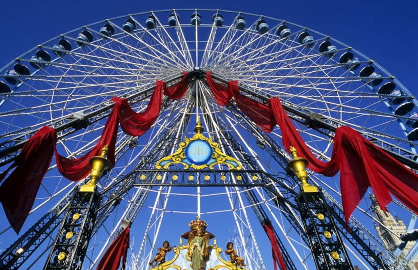 无人,游乐园,横图,室外,白天,仰视,度假,游戏,美景,城市风光,城市,游乐场,法国,欧洲,阴影,光线,丝绸,丝带,影子,景观,摩天轮,缎带,玩,娱乐,架子,绸带,红色,蓝色,蓝天,天空,阳光,天,享受,休闲,景色,放松,游乐设施,晴朗,活动,支撑,固定,西欧,发泄,消遣,智力,法兰西,万里无云,法兰西共和国,首府,费里斯大转轮,省会,宣泄,法兰西第五共和国,乐园,主题公园,游艺设施,北部.加来海峡,北部.加来海峡大区,里尔,诺尔.加莱大区,诺尔省,晴空,晴空万里,玩耍,嬉戏,彩图,低角度拍摄,人造公园,主题乐园