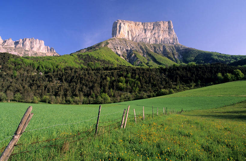 无人,农田,栏杆,横图,室外,白天,正面,旅游,度假,庄稼,农作物,草地,草坪,礁石,石头,美景,山,山脉,植物,法国,欧洲,阴影,光线,石子,影子,栅栏,景观,篱笆,山峰,悬崖,围栏,山峦,娱乐,护栏,草,树,树木,蓝色,绿色,蓝天,天空,阳光,自然,群山,天,享受,休闲,景色,放松,生长,晴朗,成长,西欧,法兰西,自然风光,万里无云,法兰西共和国,法兰西第五共和国,绝壁,伊泽尔省,礁,石块,岩石,晴空,晴空万里,彩图,耕地,庄稼田,德龙省,艾吉耶山,韦科尔,罗讷.阿尔卑斯,罗讷.阿尔卑斯大区