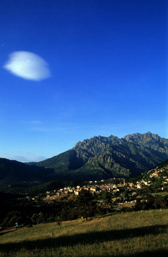 无人,家,农田,竖图,室外,白天,正面,旅游,度假,庄稼,农作物,草地,草坪,美景,山,山脉,植物,法国,欧洲,阴影,光线,影子,房屋,屋子,景观,山峰,云,云朵,山峦,云彩,娱乐,楼房,住宅,草,树,树木,蓝色,绿色,白云,蓝天,天空,阳光,自然,群山,天,享受,休闲,景色,放松,生长,晴朗,成长,科西嘉,科西嘉岛,西欧,法兰西,自然风光,法兰西共和国,法兰西第五共和国,科西嘉大区,晴空,彩图,耕地,庄稼田,房子,上科西嘉