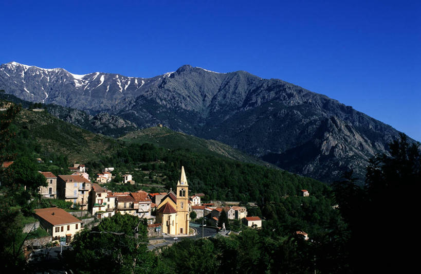 无人,家,教堂,横图,室外,白天,正面,旅游,度假,草地,草坪,美景,山,山脉,植物,法国,欧洲,阴影,节日,光线,影子,房屋,屋顶,屋子,景观,山峰,山峦,顶棚,文化,娱乐,楼房,住宅,草,树,树木,蓝色,绿色,蓝天,天空,阳光,自然,群山,天,祈祷,享受,休闲,健康,景色,放松,许愿,宗教,信仰,生长,晴朗,成长,纪念,祈求,科西嘉,科西嘉岛,西欧,法兰西,自然风光,信念,万里无云,法兰西共和国,法兰西第五共和国,科西嘉大区,平安,晴空,晴空万里,彩图,房子,大教堂,礼拜堂,上科西嘉