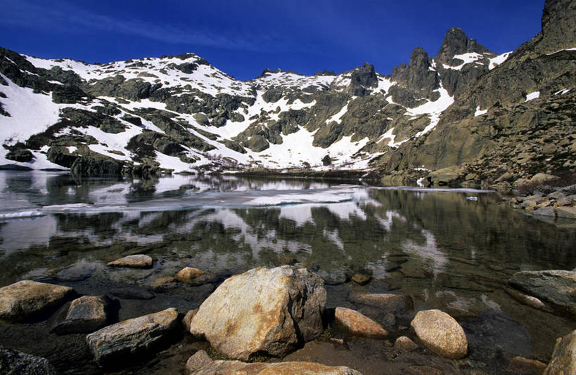 无人,横图,室外,白天,正面,旅游,度假,河流,石头,美景,山,水,雪,雪山,大雪,法国,欧洲,阴影,光线,石子,影子,冰,河水,积雪,景观,山峰,水流,雪景,云,云朵,冬季,冬天,山峦,云彩,娱乐,蓝色,白云,倒影,蓝天,天空,阳光,自然,天,享受,休闲,景色,放松,寒冷,晴朗,冰冷,倒映,科西嘉,科西嘉岛,西欧,法兰西,自然风光,法兰西共和国,法兰西第五共和国,严寒,冰凉,酷寒,凛冽,凛凛,极冷,反照,科西嘉大区,石块,岩石,晴空,彩图,上科西嘉