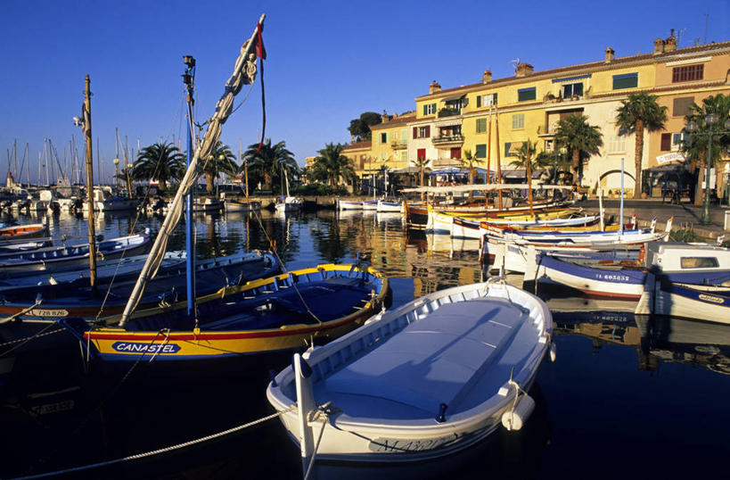 无人,家,码头,横图,室外,白天,正面,度假,海浪,海洋,美景,植物,窗户,城市风光,城市,港口,船,棕榈树,叶子,法国,欧洲,一排,许多,阴影,整齐,光线,影子,房屋,墙,屋子,景观,浪花,木船,绿叶,很多,娱乐,楼房,玻璃窗,墙壁,墙面,住宅,树,树木,排列,蓝色,绿色,灰色,倒影,蓝天,天空,阳光,自然,海水,交通工具,天,享受,休闲,嫩叶,景色,放松,生长,晴朗,成长,倒映,舟,西欧,队列,法兰西,载具,海景,棕榈叶,瓦尔省,游艇码头,万里无云,法兰西共和国,法兰西第五共和国,反照,普罗旺斯.阿尔卑斯.蓝色海岸,普罗旺斯.阿尔卑斯.蓝色海岸大区,叶,叶片,大海,风浪,海,海水的波动,近岸浪,涌浪,晴空,晴空万里,棕树,棕榈,彩图,房子,摆渡口,埠头,渡口,渡头,港湾,海港,口岸,滨海萨纳里,土伦区