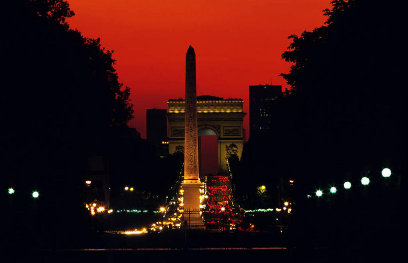 无人,广场,横图,室外,夜晚,正面,购物,旅游,度假,消费,门,标志建筑,道路,地标,建筑,路,路灯,夜景,公路,照明,法国,凯旋门,巴黎,欧洲,一排,许多,阴影,整齐,并列,并排,光线,影子,塔,灯光,交通,首都,很多,背光,娱乐,建设,灯,排列,红色,天空,门框,天,享受,休闲,旅游胜地,放松,照亮,照明设备,西欧,队列,杜伊勒里宫,法兰西,平行,逆光,香榭丽舍大道,法兰西共和国,协和广场,法兰西第五共和国,巴黎协和广场,法兰西岛,爱丽舍田园大街,香榭丽舍大街,法兰西岛大区,马路,彩图,巴黎省,巴黎市