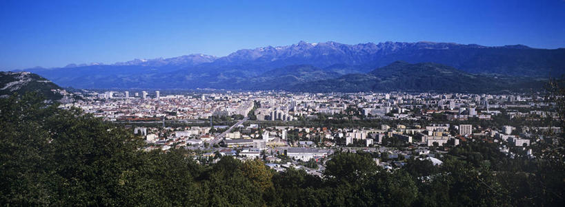 无人,家,横图,俯视,航拍,室外,白天,旅游,度假,美景,山,山脉,树林,植物,别墅,城市风光,城市,建筑,法国,欧洲,阴影,光线,瓦片,影子,房屋,屋顶,屋檐,屋子,景观,山峰,云,云朵,公寓,建筑群,山峦,云彩,顶棚,娱乐,建设,洋房,楼房,檐,住宅,树,树木,蓝色,绿色,白云,蓝天,天空,阳光,自然,群山,天,享受,休闲,景色,放松,生长,晴朗,成长,西欧,鸟瞰,法兰西,法兰西共和国,首府,法兰西第五共和国,格勒诺布尔,伊泽尔省,晴空,彩图,高角度拍摄,房子,罗讷.阿尔卑斯,罗讷.阿尔卑斯大区