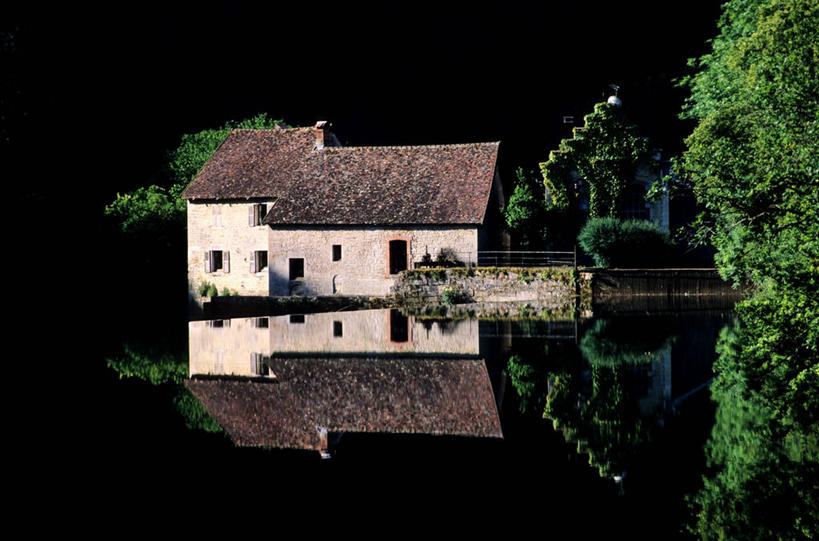 无人,家,横图,室外,白天,正面,旅游,度假,河流,美景,水,植物,法国,欧洲,阴影,光线,瓦片,影子,房屋,墙,屋顶,屋檐,屋子,河水,景观,水流,顶棚,娱乐,楼房,檐,墙壁,墙面,住宅,树,树木,绿色,灰色,倒影,阳光,自然,享受,休闲,景色,放松,生长,成长,倒映,西欧,法兰西,自然风光,法兰西共和国,法兰西第五共和国,反照,支流,弗朗什.孔泰,弗朗什.孔泰大区,杜河,杜省,彩图,房子,卢河