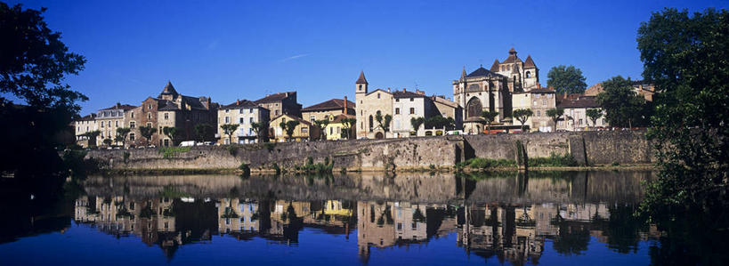 无人,家,码头,横图,室外,白天,正面,度假,河流,美景,水,植物,城市风光,城市,港口,法国,欧洲,阴影,波纹,飞溅,溅,时间,光线,时钟,瓦片,液体,影子,房屋,墙,屋顶,屋檐,屋子,河水,景观,水滴,水流,钟楼,计时,顶棚,娱乐,楼房,檐,墙壁,墙面,住宅,水珠,树,树木,蓝色,绿色,灰色,倒影,蓝天,水纹,天空,阳光,自然,船尾波,钟表,波浪,天,享受,休闲,表,景色,放松,生长,晴朗,成长,倒映,西欧,喷洒,法兰西,万里无云,法兰西共和国,首府,法兰西第五共和国,塔钟,反照,南部.比利牛斯,洛特省,南部.比利牛斯大区,卡奥尔,钟,晴空,晴空万里,彩图,房子,摆渡口,埠头,渡口,渡头,港湾,海港,货运码头,口岸,商港