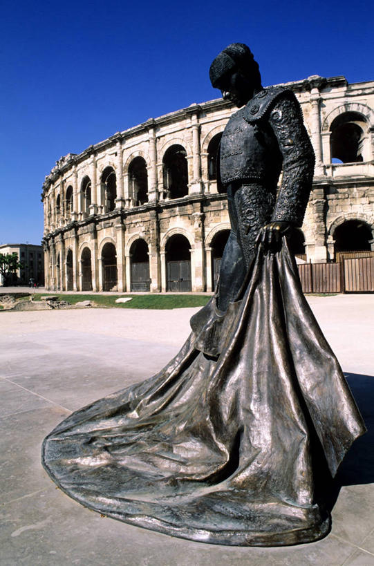 西方人,一个人,无人,体育馆,运动场,站,竖图,室外,白天,仰视,度假,美景,城市风光,城市,道路,路,雕塑,法国,欧洲,欧洲人,仅一个男性,仅一个人,阴影,艺术,装饰,光线,雕刻,雕像,影子,景观,小路,交通,娱乐,体育场,仅一个年轻男性,一个,蓝色,蓝天,天空,阳光,工艺品,天,站着,享受,休闲,景色,放松,晴朗,单个,纪念,美术,西欧,法兰西,主题,陈列,万里无云,法兰西共和国,尼姆,功能,美学,运动馆,法兰西第五共和国,加尔省,朗格多克.鲁西永,朗格多克.鲁西永大区,男人,男性,年轻男性,白种人,晴空,晴空万里,站立,彩图,低角度拍摄,全身,拟人