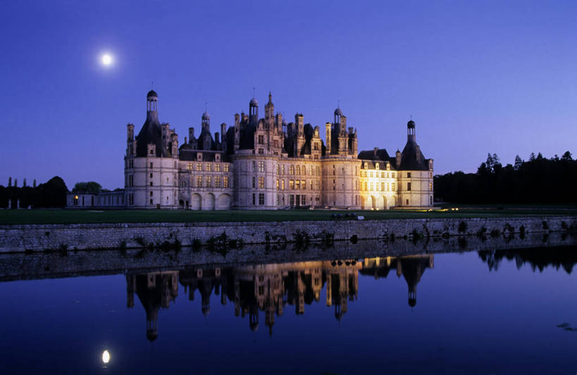 无人,横图,室外,夜晚,正面,旅游,度假,草地,草坪,河流,名胜古迹,水,植物,窗户,门,标志建筑,地标,建筑,法国,欧洲,一排,许多,阴影,遗迹,整齐,并列,并排,光线,影子,堡垒,城堡,墙,屋顶,河水,水流,月亮,月光,很多,顶棚,古迹,文物,娱乐,建设,古建筑,玻璃窗,墙壁,墙面,草,树,树木,排列,绿色,灰色,倒影,自然,门框,享受,休闲,旅游胜地,放松,生长,成长,明亮,倒映,西欧,要塞,队列,法兰西,平行,古文明,法兰西共和国,卢瓦尔河地区,法兰西第五共和国,皎洁,反照,卢瓦尔,卢瓦尔大区,卢瓦尔河大区,设防,香波城堡,彩图