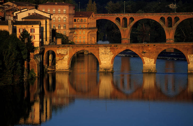 无人,家,横图,室外,白天,正面,度假,河流,美景,日落,水,植物,城市风光,城市,桥梁,法国,欧洲,房屋,墙,屋顶,屋子,河水,景观,水流,晚霞,霞光,落日,桥,顶棚,娱乐,石桥,楼房,拱桥,墙壁,墙面,住宅,树,树木,绿色,灰色,倒影,自然,黄昏,享受,休闲,景色,彩霞,放松,拱形,生长,成长,人行桥,石拱桥,倒映,西欧,法兰西,法兰西共和国,首府,法兰西第五共和国,夕照,反照,薄暮,南部.比利牛斯,南部.比利牛斯大区,塔恩省,夕阳,彩图,傍晚,房子,阿尔比,斜阳