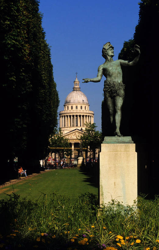 西方人,一个人,无人,家,站,竖图,室外,白天,仰视,旅游,度假,草地,草坪,植物,标志建筑,地标,建筑,雕塑,法国,巴黎,欧洲,欧洲人,仅一个男性,仅一个人,阴影,艺术,装饰,光线,雕刻,雕像,影子,房屋,屋顶,屋子,首都,顶棚,娱乐,建设,楼房,住宅,草,树,树木,仅一个年轻男性,一个,蓝色,绿色,蓝天,天空,阳光,自然,工艺品,天,站着,享受,休闲,旅游胜地,放松,生长,晴朗,单个,成长,纪念,美术,西欧,法兰西,主题,陈列,万里无云,法兰西共和国,功能,美学,法兰西第五共和国,法兰西岛,法兰西岛大区,卢森堡公园,男人,男性,年轻男性,白种人,晴空,晴空万里,站立,彩图,低角度拍摄,全身,房子,巴黎万神庙,巴黎省,巴黎市,拟人