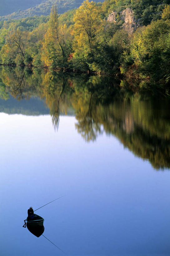 西方人,一个人,坐,竖图,俯视,室外,白天,旅游,度假,河流,石头,美景,树林,水,峡谷,植物,船,钓鱼竿,法国,欧洲,欧洲人,仅一个男性,仅一个人,一艘,行人,游客,游人,阴影,波纹,飞溅,服装,溅,光线,石子,液体,影子,河水,景观,水滴,水流,木船,山谷,休闲装,娱乐,路人,旅客,水珠,树,树木,仅一个年轻男性,衣服,绿色,倒影,水纹,阳光,自然,船尾波,交通工具,波浪,享受,休闲,休闲服,景色,放松,服饰,生长,成长,渔具,倒映,舟,西欧,岩层,喷洒,法兰西,自然风光,载具,法兰西共和国,首府,法兰西第五共和国,反照,南部.比利牛斯,过客,洛特省,南部.比利牛斯大区,卡奥尔,男人,男性,年轻男性,白种人,钓竿,鱼竿,石块,岩石,坐着,彩图,高角度拍摄,全身,钓鱼,菲雅克