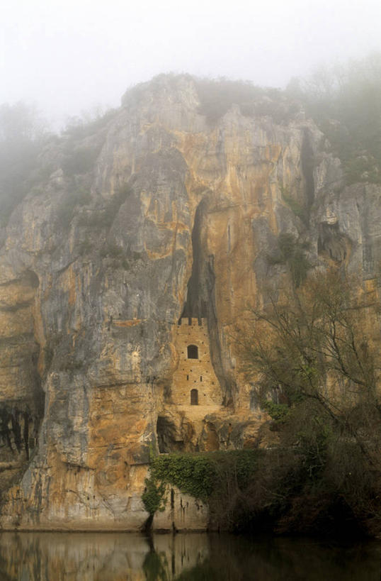 无人,竖图,室外,白天,仰视,旅游,度假,河流,石头,名胜古迹,山,山脉,水,雾,标志建筑,地标,建筑,法国,欧洲,朦胧,模糊,遗迹,石子,堡垒,城堡,河水,山峰,水流,乌云,悬崖,云,阴天,云朵,山峦,云彩,古迹,文物,娱乐,建设,古建筑,天空,群山,天,享受,休闲,旅游胜地,放松,迷雾,昏暗,阴沉,西欧,要塞,法兰西,古文明,法兰西共和国,法兰西第五共和国,绝壁,南部.比利牛斯,设防,洛特省,南部.比利牛斯大区,石块,岩石,大雾,彩图,低角度拍摄,布齐耶,卡奥尔区