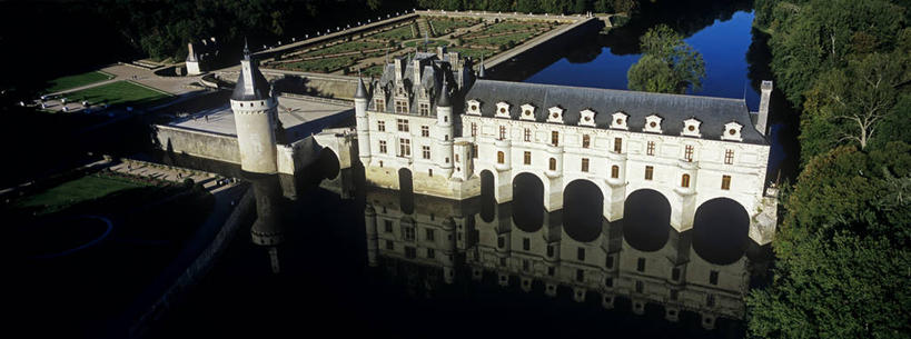 无人,横图,俯视,航拍,室外,白天,旅游,度假,草地,草坪,河流,名胜古迹,水,植物,窗户,标志建筑,地标,建筑,桥梁,法国,欧洲,一排,许多,阴影,遗迹,整齐,并列,并排,光线,影子,堡垒,城堡,墙,屋顶,河水,水流,塔,桥,很多,顶棚,古迹,文物,娱乐,建设,古建筑,石桥,玻璃窗,拱桥,墙壁,墙面,草,树,树木,排列,绿色,白色,灰色,倒影,阳光,自然,享受,休闲,旅游胜地,放松,拱形,生长,成长,人行桥,石拱桥,倒映,西欧,要塞,鸟瞰,队列,法兰西,平行,古文明,法兰西共和国,法兰西第五共和国,反照,设防,安德尔.卢瓦尔省,中央大区,昂布瓦斯,舍农索城堡,雪侬梭城堡,彩图,高角度拍摄