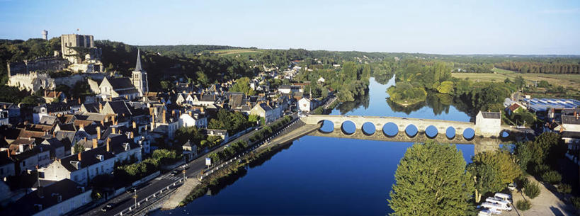 无人,家,横图,全景,俯视,航拍,室外,白天,度假,河流,美景,水,天际线,城市风光,城市,桥梁,法国,欧洲,阴影,光线,影子,房屋,墙,屋顶,屋子,河水,景观,水流,桥,顶棚,娱乐,石桥,楼房,拱桥,墙壁,墙面,住宅,蓝色,白色,倒影,蓝天,天空,阳光,天,享受,休闲,景色,放松,拱形,晴朗,人行桥,石拱桥,倒映,西欧,鸟瞰,法兰西,万里无云,法兰西共和国,法兰西第五共和国,反照,卢瓦尔.谢尔省,中央大区,晴空,晴空万里,彩图,高角度拍摄,房子,蒙特里沙尔,布卢瓦区