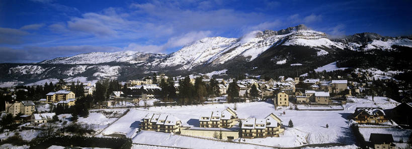 无人,家,横图,全景,室外,白天,正面,旅游,度假,美景,山,天际线,雪,雪山,植物,大雪,法国,欧洲,阴影,光线,影子,房屋,屋顶,屋子,冰,积雪,景观,山峰,雪景,云,云朵,冬季,冬天,山峦,云彩,顶棚,娱乐,楼房,住宅,树,树木,蓝色,绿色,白云,蓝天,天空,阳光,自然,天,享受,休闲,景色,放松,寒冷,生长,晴朗,成长,冰冷,西欧,法兰西,自然风光,法兰西共和国,首府,法兰西第五共和国,严寒,冰凉,酷寒,凛冽,凛凛,极冷,格勒诺布尔,伊泽尔省,晴空,彩图,房子,罗讷.阿尔卑斯,罗讷.阿尔卑斯大区,维拉尔德朗