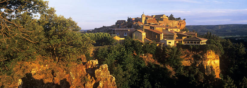 无人,家,横图,全景,室外,白天,正面,旅游,度假,石头,美景,日落,山,山脉,天际线,植物,法国,欧洲,石子,房屋,屋顶,屋子,景观,山峰,晚霞,霞光,悬崖,云,云朵,落日,山峦,云彩,顶棚,娱乐,楼房,住宅,树,树木,蓝色,绿色,白云,蓝天,天空,自然,黄昏,群山,天,享受,休闲,景色,彩霞,放松,生长,晴朗,成长,西欧,沃克吕兹省,法兰西,自然风光,法兰西共和国,法兰西第五共和国,绝壁,夕照,薄暮,普罗旺斯.阿尔卑斯.蓝色海岸,普罗旺斯.阿尔卑斯.蓝色海岸大区,石块,岩石,晴空,夕阳,彩图,傍晚,房子,阿普特,鲁西隆,阿普特区,斜阳