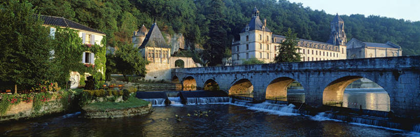 无人,横图,室外,白天,正面,旅游,度假,河流,名胜古迹,山,山脉,树林,水,植物,窗户,标志建筑,地标,建筑,桥梁,法国,欧洲,一排,许多,阴影,节日,遗迹,整齐,并列,并排,光线,影子,墙,屋顶,河水,山峰,水流,桥,山峦,很多,顶棚,古迹,文化,文物,娱乐,建设,古建筑,石桥,玻璃窗,拱桥,墙壁,墙面,树,树木,排列,蓝色,绿色,灰色,蓝天,天空,阳光,自然,群山,天,祈祷,享受,休闲,健康,旅游胜地,放松,许愿,宗教,信仰,拱形,生长,晴朗,成长,纪念,人行桥,石拱桥,祈求,基督教,西欧,队列,天主教,法兰西,修道院,平行,信念,古文明,万里无云,法兰西共和国,阿基坦,法兰西第五共和国,多尔多涅省,亚魁当,阿基坦大区,多尔多涅,神学院,修院,隐修院,平安,晴空,晴空万里,彩图,佩里格区,布朗通