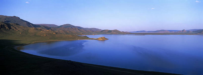 无人,横图,全景,室外,白天,正面,旅游,度假,草地,草坪,湖,湖泊,美景,山,山脉,水,天际线,植物,蒙古,亚洲,阴影,光线,影子,湖面,景观,山峰,水流,水面,山峦,娱乐,草,蓝色,绿色,倒影,蓝天,天空,阳光,自然,湖水,群山,天,享受,休闲,景色,放松,晴朗,倒映,自然风光,东亚,万里无云,草原之国,蒙古国,外蒙,外蒙古,反照,晴空,晴空万里,彩图,后杭爱盟,后杭爱省