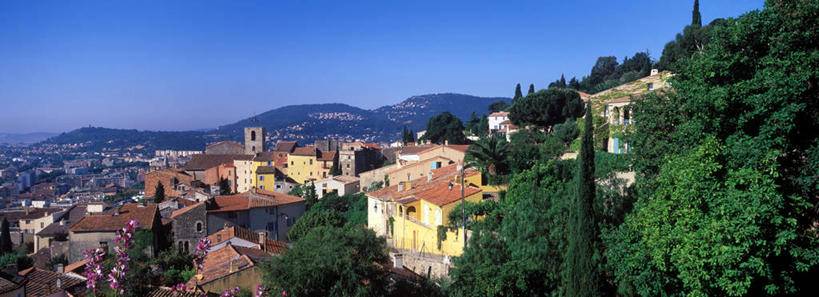 无人,家,横图,全景,室外,白天,正面,度假,美景,山,山脉,天际线,植物,城市风光,城市,法国,欧洲,阴影,光线,影子,房屋,墙,屋顶,屋子,景观,山峰,山峦,顶棚,娱乐,楼房,墙壁,墙面,住宅,树,树木,黄色,蓝色,绿色,蓝天,天空,阳光,自然,群山,天,享受,休闲,景色,放松,生长,晴朗,成长,西欧,法兰西,瓦尔省,万里无云,法兰西共和国,法兰西第五共和国,普罗旺斯.阿尔卑斯.蓝色海岸,普罗旺斯.阿尔卑斯.蓝色海岸大区,晴空,晴空万里,彩图,房子,土伦区,伊埃雷