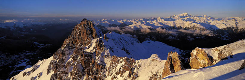 无人,横图,全景,室外,白天,正面,旅游,度假,石头,美景,山,天际线,雪,雪山,大雪,法国,欧洲,阴影,光线,石子,影子,冰,积雪,景观,山峰,雪景,冬季,冬天,山峦,娱乐,蓝色,蓝天,天空,阳光,自然,天,享受,休闲,景色,放松,寒冷,晴朗,冰冷,西欧,法兰西,自然风光,万里无云,法兰西共和国,法兰西第五共和国,严寒,冰凉,酷寒,凛冽,凛凛,极冷,萨瓦省,石块,岩石,晴空,晴空万里,彩图,罗讷.阿尔卑斯,罗讷.阿尔卑斯大区